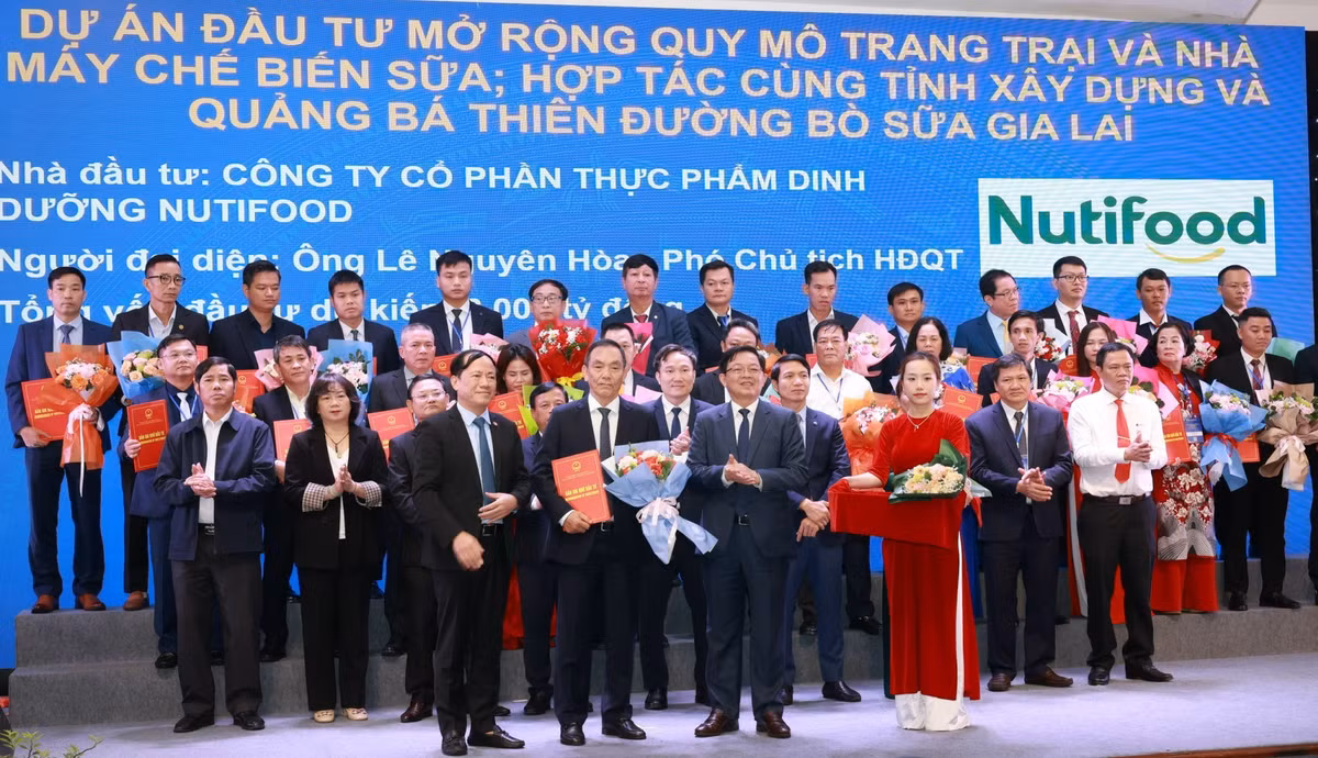 dai-dien-nutifood-nhan-hoa-cua-lanh-dao-tinh-quang-nam-tai-hoi-nghi-xuc-tien-dau-tu-tinh-gia-lai-1.jpg