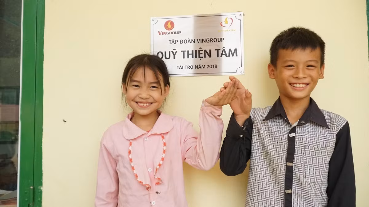 niem-vui-cua-cac-em-hoc-sinh-vung-cao-trong-ngoi-truong-moi-do-quy-xay-tang.jpg