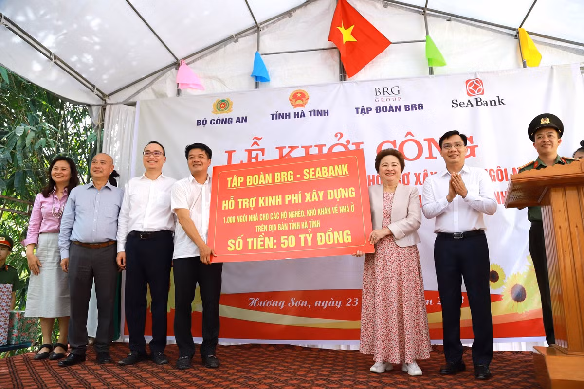 03-madame-nguyen-thi-nga-chu-tich-tap-doan-brg-trao-tang-50-ty-dong-ho-tro-xay-dung-1000-can-nha-tai-tinh-ha-tinh.jpg