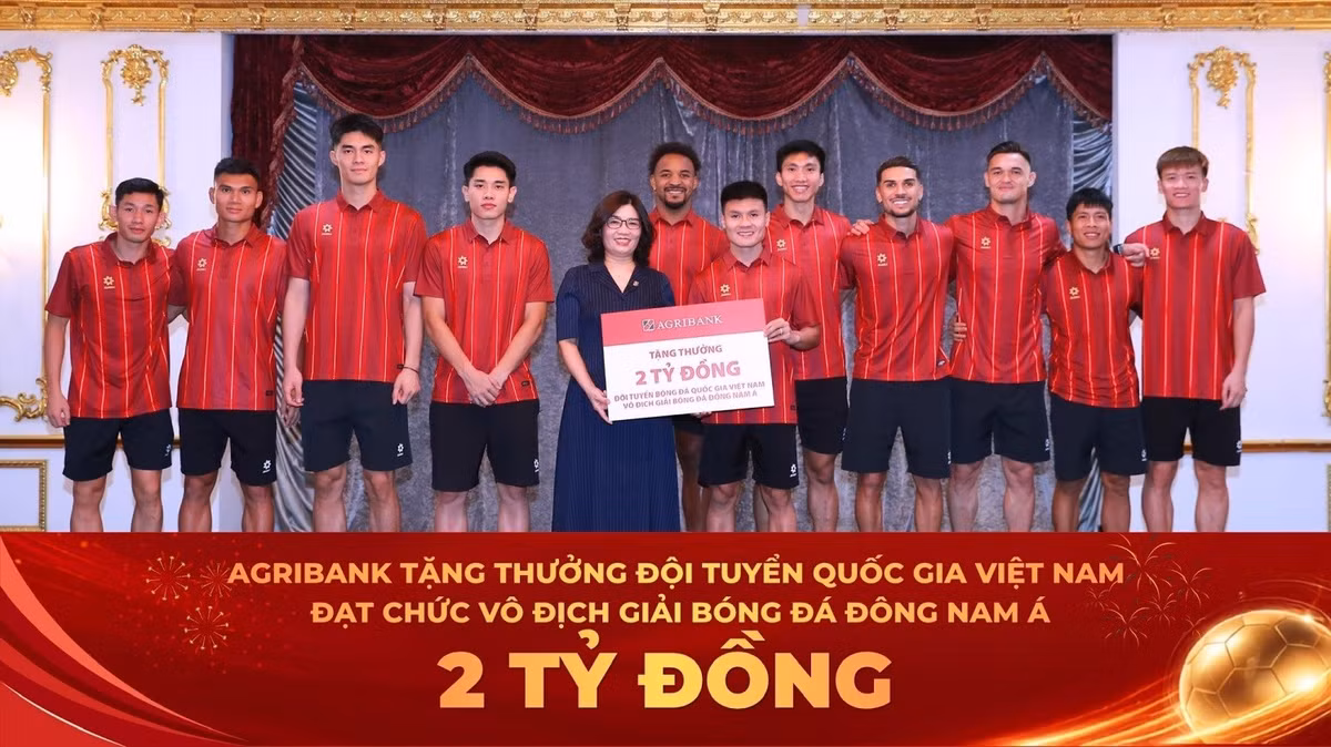 Đại diện Agribank Bà Từ Thị Kim Thanh - Thành viên HĐTV trao thưởng 2 tỷ đồng chúc mừng thành tích xuất sắc của Đội tuyển Quốc gia Việt Nam