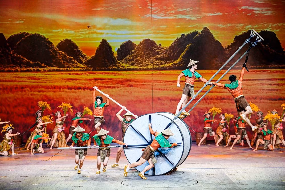 3-cac-nghe-si-thuc-hien-nhung-man-trinh-dien-ky-thuat-tren-khong-ket-hop-ngon-ngu-mua-xiec-va-hieu-ung-san-khau-de-tai-hien-nhung-lat-cat-giau-cam-xuc-cua-lich-su-dan-toc.jpg