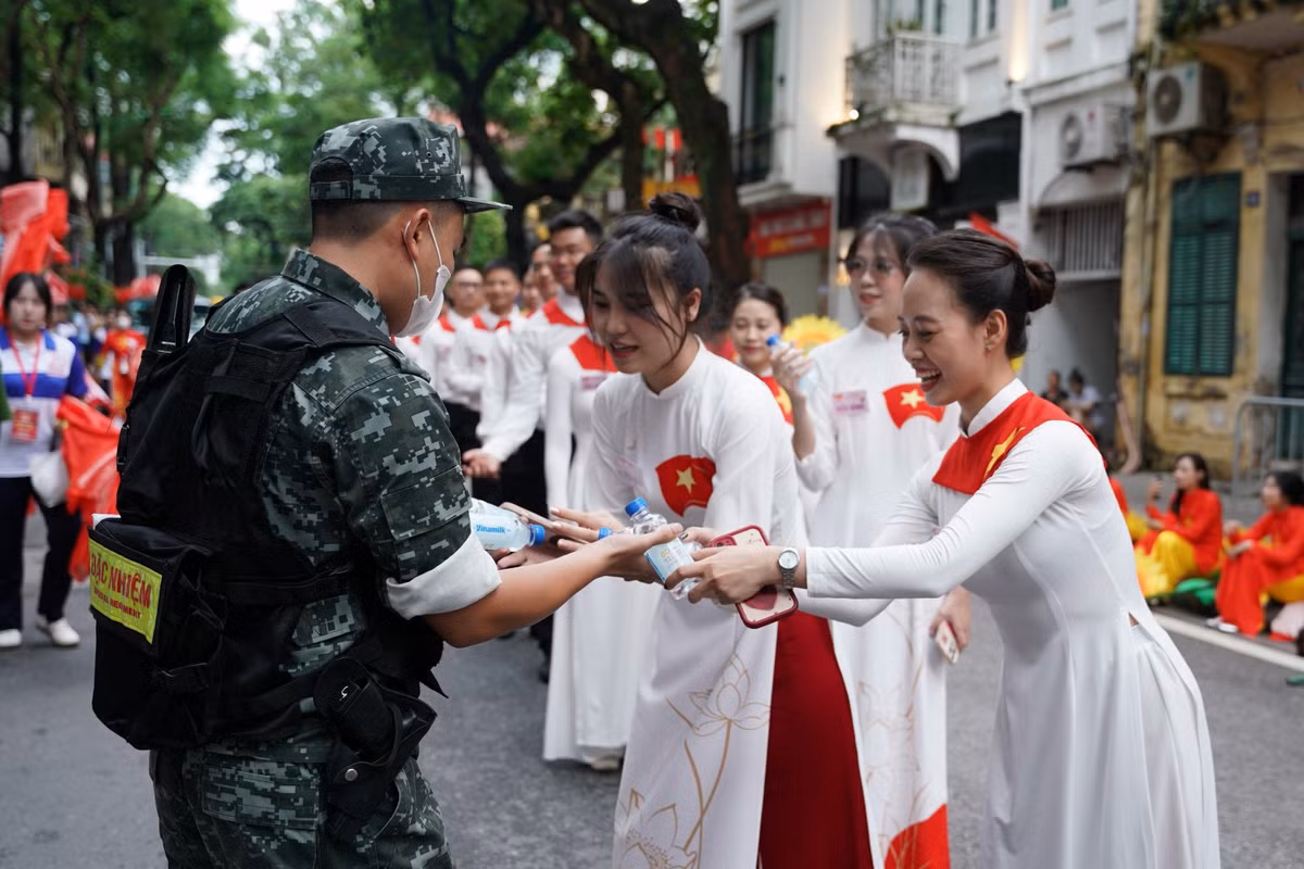 Không khí Hà Nội những ngày này như bừng sáng với sắc cờ đỏ sao vàng, những bước chân diễu binh kiêu hãnh, và tiếng reo hò cổ vũ vang khắp các tuyến đường. Trong hành trình vinh danh lịch sử và khẳng định tương lai ấy, Vinamilk đã tiếp thêm năng lượng cho niềm tự hào Việt Nam bằng việc triển khai hệ thống tiếp ứng dinh dưỡng tại 15 điểm trọng yếu, trải dài các tuyến đường Lê Trực, Hùng Vương, Trần Phú, Nguyễn Thái Học, Lê Duẩn, Quán Thánh, Phan Đình Phùng – nơi hàng chục nghìn người dân và lực lượng tham gia diễu binh – diễu hành tập kết và di chuyển. (Ảnh: Vi Nam)