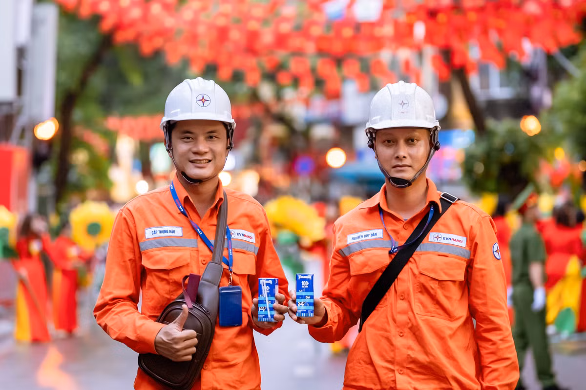 Những thanh niên khỏe mạnh của ngành điện lực cũng cần tiếp thêm dinh dưỡng để đảm bảo sức khỏe suốt thời gian thực hiện nhiệm vụ tại đại lễ. (Ảnh: Vi Nam)