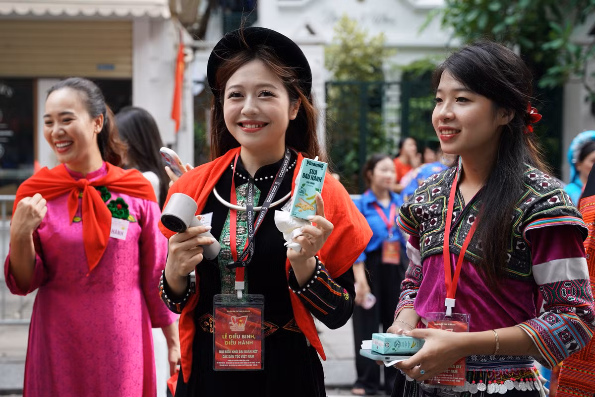 Giữa những ngày tập luyện miệt mài, các khối quần chúng và khối văn hóa – thể thao hào hứng đón nhận nguồn dinh dưỡng thiết thực từ Vinamilk. Những sản phẩm dinh dưỡng của Vinamilk góp phần mang đến những nụ cười cho các cô gái trẻ đại diện cho các dân tộc ở Việt Nam tham gia diễu hành. (Ảnh: Vi Nam)