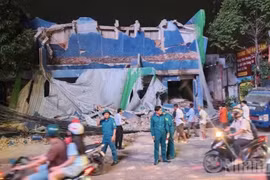 Vụ tháo dỡ rạp Thanh Bình: Bê tông rơi đè gãy trụ điện, nhiều hộ dân bị ảnh hưởng