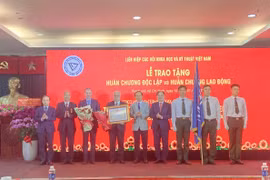 Trao tặng Huân chương Độc lập hạng Ba cho tập thể Trường Đại học Năng lượng Quốc gia Moscow