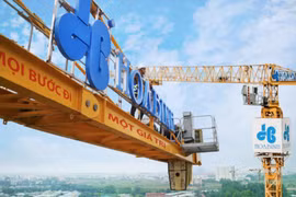 Xây dựng Hòa Bình làm ăn thế nào khi bị xử phạt vi phạm công bố thông tin?