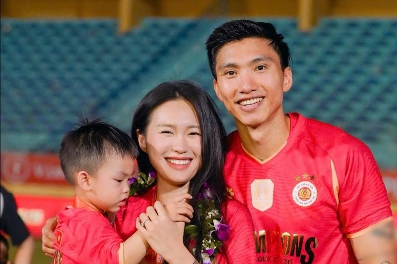 [GALLERY] Đoàn Văn Hậu rạng rỡ bên vợ con