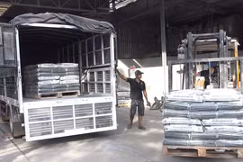Đồng Nai liên tiếp phát hiện 46 tấn keo và hàng tấn chân gà nghi vi phạm
