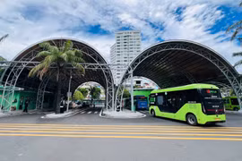 TP HCM hướng dẫn người dân đón xe buýt tại bến xe giữa trung tâm