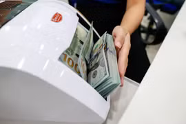 Lãi suất chứng chỉ tiền gửi vọt lên gần 8%/năm, dòng tiền nhàn rỗi sẽ chảy về đâu?