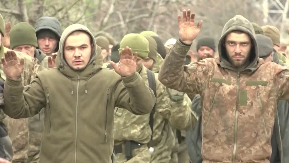 Trận chiến Mariupol sắp kết thúc, lính Ukraine đồng loạt ra hàng
