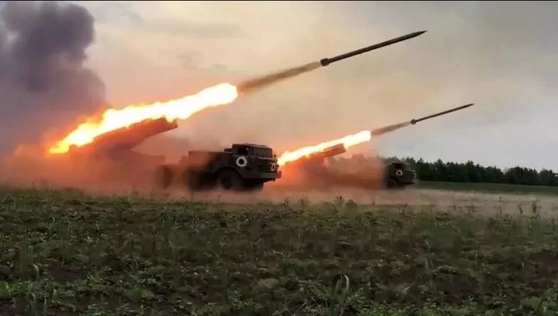 Quân đội Ukraine hứng mưa tên lửa của Nga khi vượt sông Volchya 