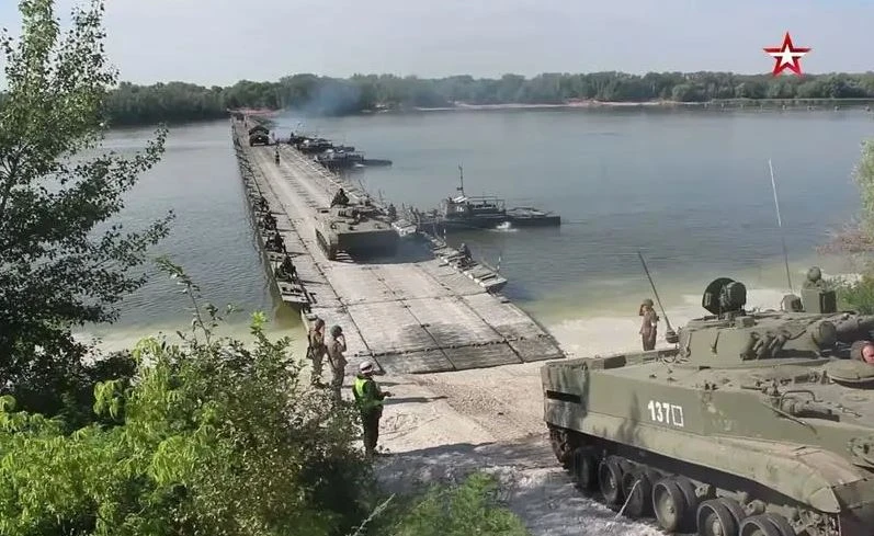 Quân đội Nga bắc cầu phao, gây bất ngờ khi phản công ở Kursk