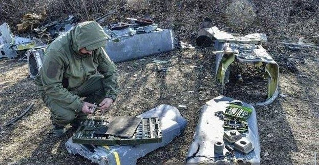 Nga công khai tháo dỡ tên lửa Storm Shadow, Mỹ, NATO “toát mồ hôi“