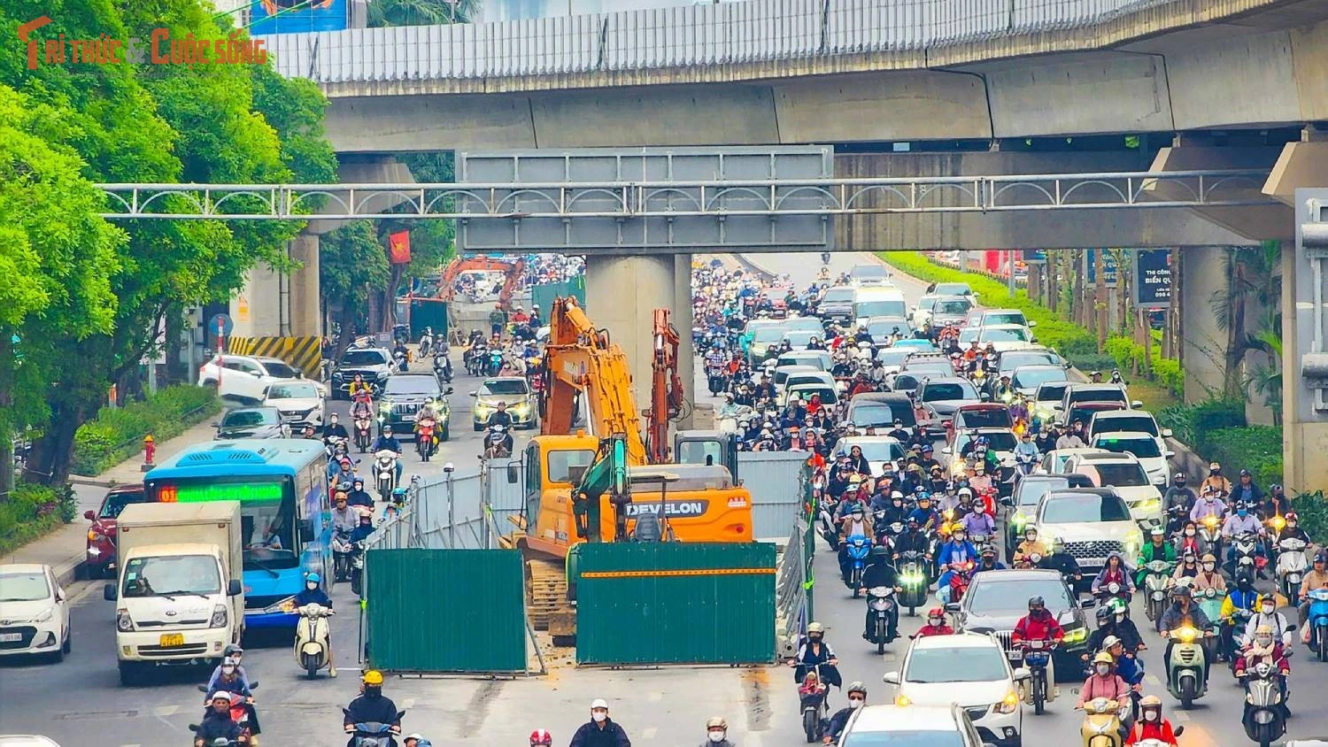 "Lô cốt" xuất hiện, đường Nguyễn Trãi gây ùn tắc kéo dài ở Hà Nội