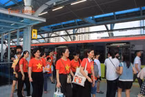 Người dân háo hức di chuyển bằng đường sắt trên cao đến xem diễu binh