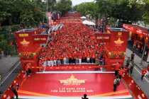 Gallery - [GALLERY] Hàng nghìn người tham gia sự kiện đi bộ “Cùng Việt Nam tiến bước”  - image 16