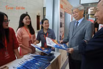  Đại biểu hào hứng trải nghiệm đọc ấn phẩm in đặc biệt Khoa học & Đời sống 