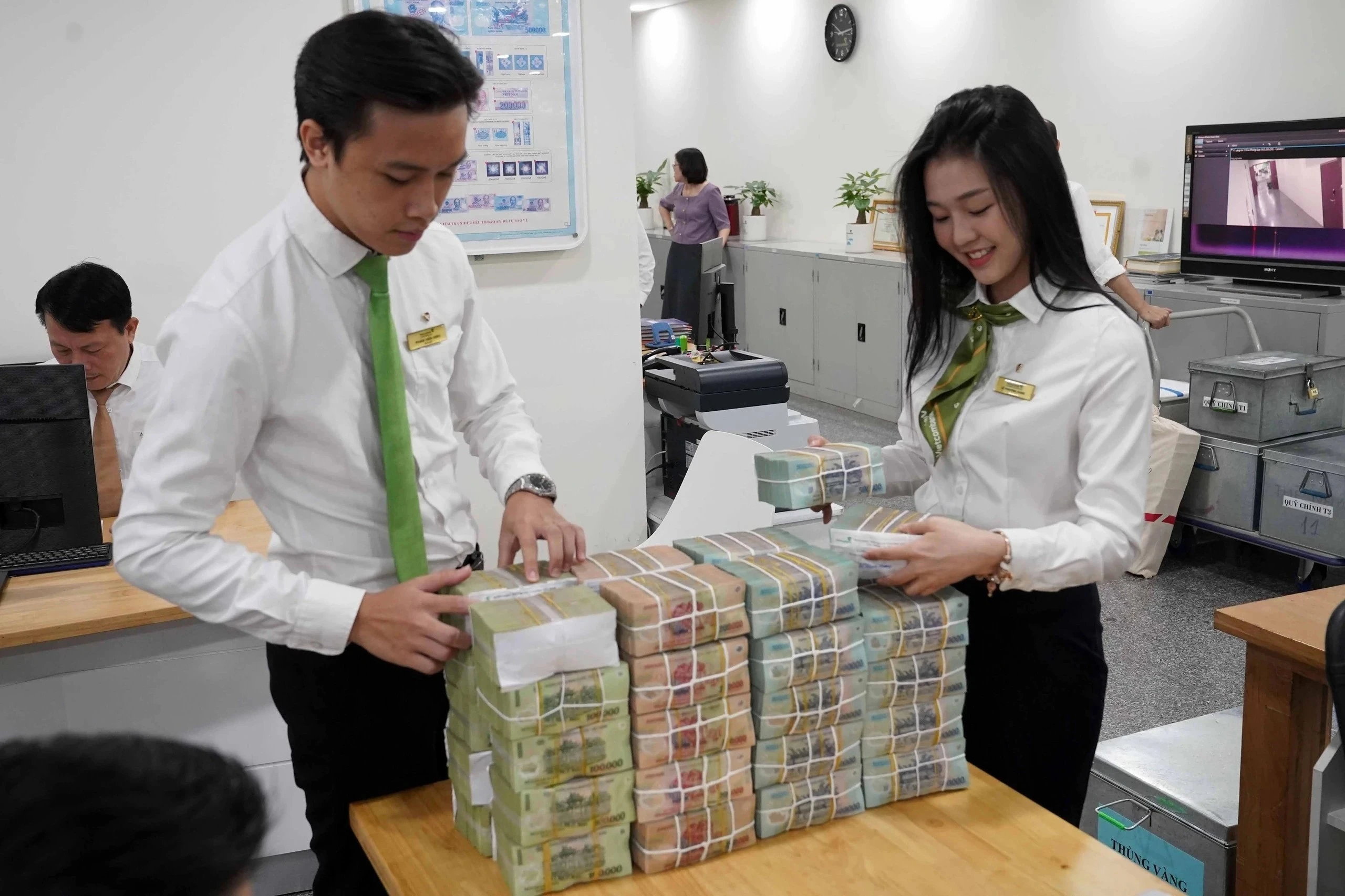 Lãi vay tiêu dùng tăng cao, tín chấp chạm mức 75% mỗi năm