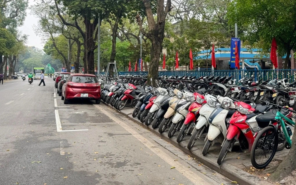 [VIDEO] Phí gửi xe tăng, Hà Nội vẫn thiếu bãi đỗ