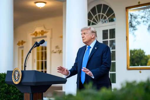 [VIDEO] Trump nổi giận đòi Fed hạ lãi suất 1% giữa tâm bão bầu cử Mỹ