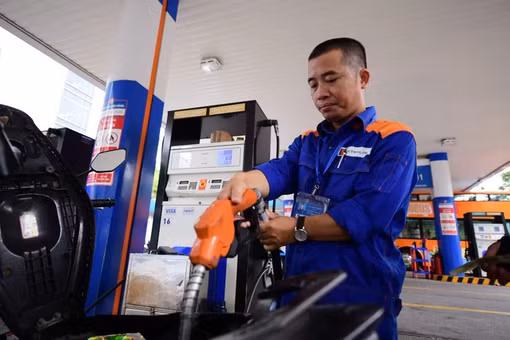[VIDEO] Bộ Công Thương đề xuất doanh nghiệp tự quyết giá xăng dầu