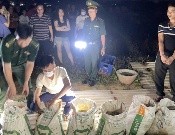 [VIDEO] Quảng Ngãi phát hiện 377kg thuốc nổ giấu quanh quán ăn