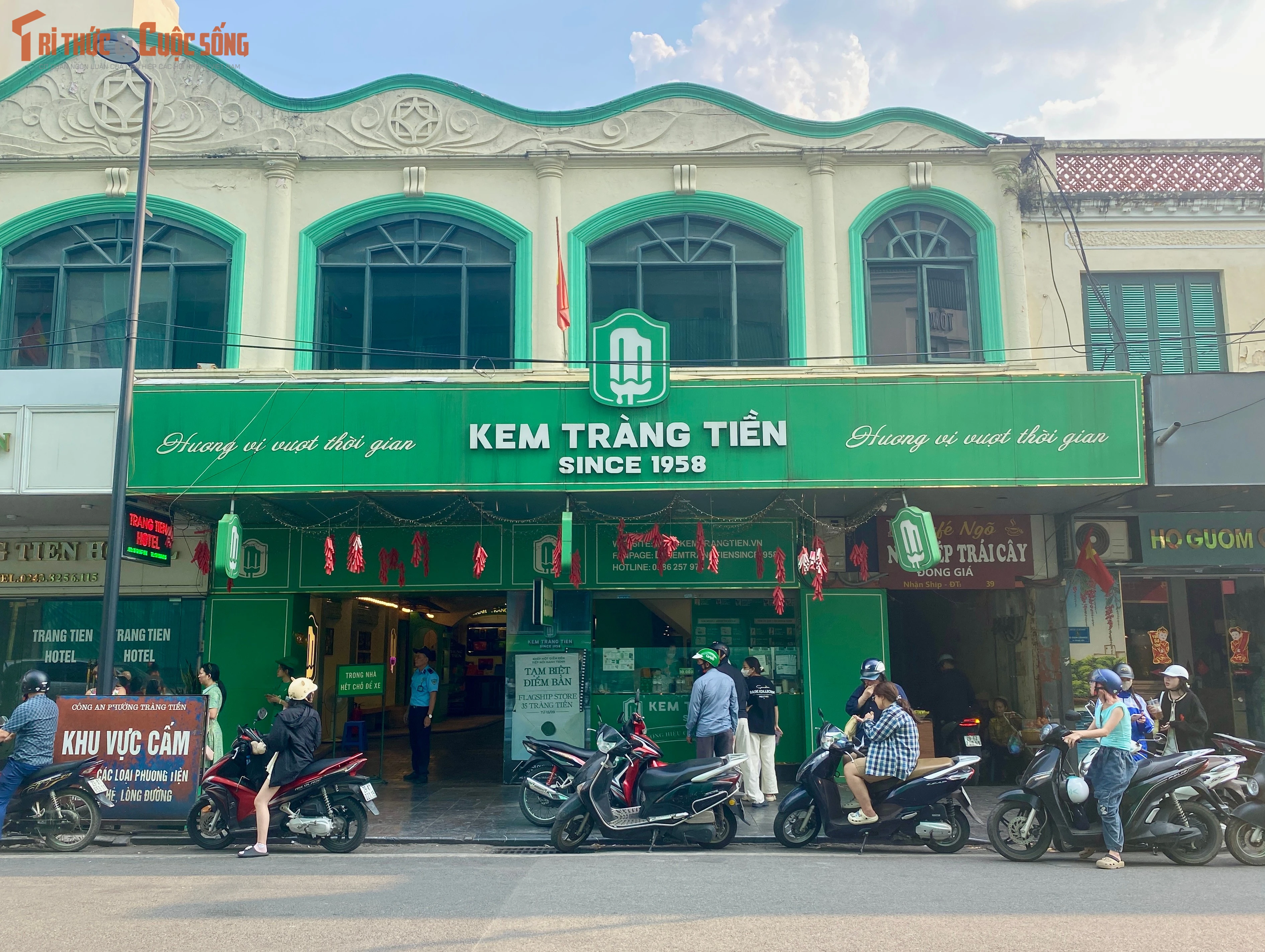 [VIDEO] Người Hà Nội tìm đến Kem Tràng Tiền trước ngày dừng bán ở địa điểm cũ