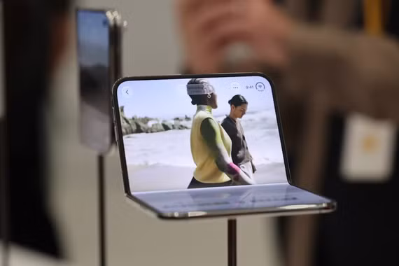 Apple ra mắt iPhone màn hình gập iPhone Duo với giá kỷ lục từ 1.999 USD