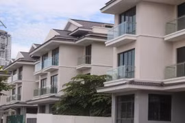 Cận cảnh Loạt biệt thự triệu đô bỏ hoang giữa Hà Nội
