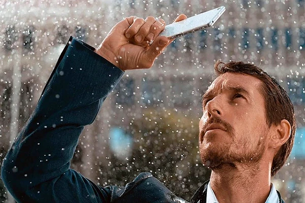 Những cách cần biết để bảo vệ điện thoại khi đi vào vùng lũ lụt