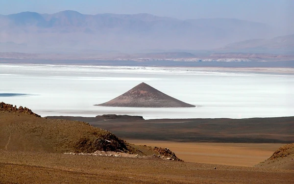 Bí ẩn núi lửa được mệnh danh có nhiều UFO ghé thăm