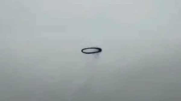 Hoang mang vòng tròn bí ẩn xuất hiện trên bầu trời nghi là UFO