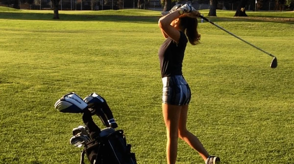 Nữ golf thủ nóng bỏng thích “cởi đồ” nhất thế giới 
