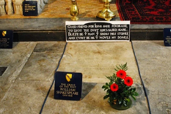 Rợn người lời nguyền chết chóc trên mộ Shakespeare: Đố ai dám mạo phạm!
