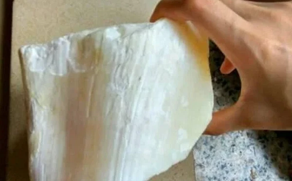 Vô tình nhặt cục đá trắng trên biển, chàng trai có ngay 350 triệu 
