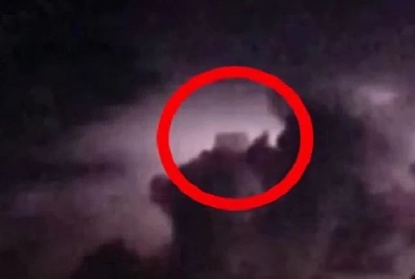 Phát hiện sốc: UFO đang “rình rập” theo dõi Khu vực 51 bí ẩn?