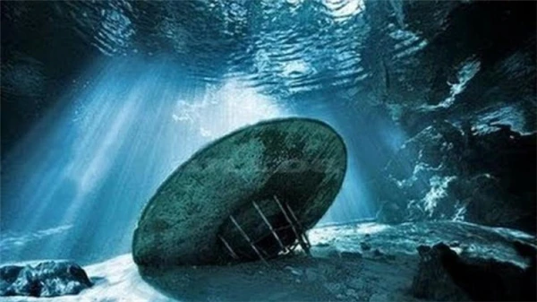 Tiết lộ sốc: UFO trồi lên từ đáy biển khiến con người khó "bắt"?