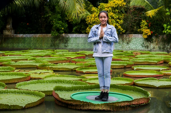 Cấu tạo của lá sen kỳ lạ chịu được sức nặng một thanh niên