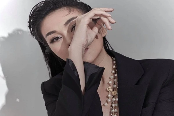 Thanh Hằng “thả rông” vòng 1 siêu gợi cảm cùng phụ kiện Chanel