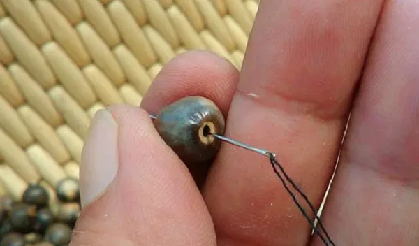 Cháu đeo vòng tự xâu, bà hốt hoảng đòi vứt và sự thật té ngửa